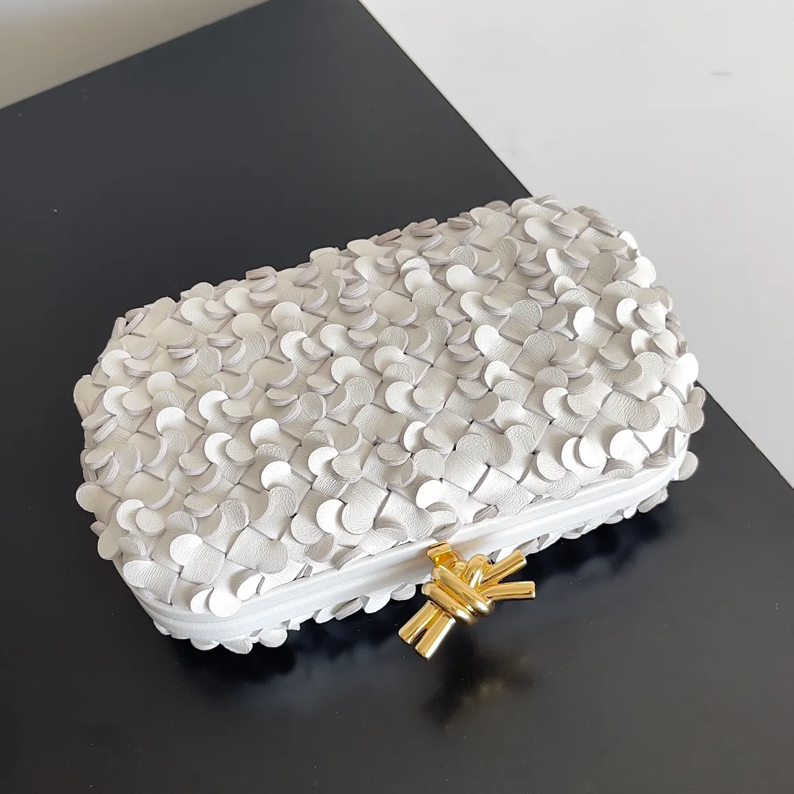 Batch 2080 Bottega Veneta 24 spring fashionable petal woven evening bag. No logo, no matter how shiny, this evening bag has gorgeous colors and eye-catching colors, and the forging of petal craftsmanship reveals the prosperity of spring. Original leather ➕ stainless steel hardware ➕ 24k real gold plating ➕ all handmade. Those who know a little bit about the history of our brand should have heard that the knot is a story of Bottega Veneta, and it is also one of the more important perfectly designed styles. Style number: 717622 Size: 20.5*6*12.5